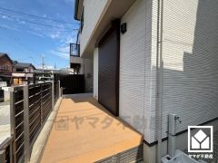 台風などによる飛来物を防ぎ、防犯性の向上や断熱・防音などの効果があるシャッター雨戸を備えています。