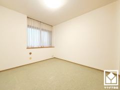 大きな窓からは明るい光が降り注ぎます。柔らかな光が差し込むお部屋で、快適で落ち着いた生活をお送りいただけます。