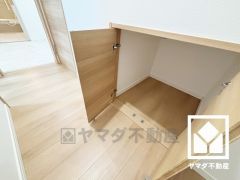 空間を無駄なく活用、階段下の賢い収納。日用品のストックや季節の荷物、趣味の道具などもしっかり片付きます。