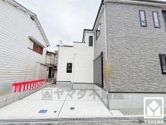 駐車スペースを並列2台分確保。重い荷物や雨の日の移動もスムーズで、快適なカーライフを実現。来客時にも便利です。