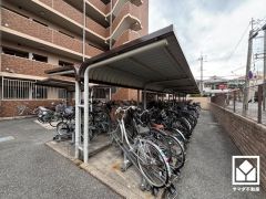 屋根付き駐輪場なので、雨や風、直射日光から自転車を守ることができます。