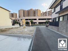 「ウエルシア尼崎東園田店」まで徒歩6分、「KOHYO阪急園田店」まで徒歩8分など、お買い物施設が徒歩圏内に複数あり便利な住環境です。