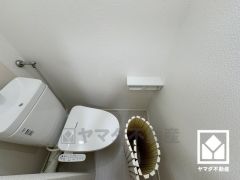 明るく清潔感溢れるトイレです。温水洗浄便座付きで、季節を問わずいつでも温かい便座をお使いいただけます。