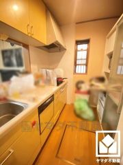 毎日の料理がもっとスムーズに。便利な3口コンロ付き。キッチン横には窓がございますので、昼間は手元が明るく、お料理がはかどります。