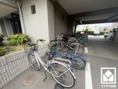 駐輪場を完備。一部は屋内にございますので、雨や風、直射日光から自転車を守ることができます。
