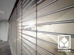 敷地内に100％確保の屋内駐車場を完備。出入口は大切な愛車をしっかり守るリングシャッター付き。重い荷物や雨の日の移動もスムーズで、快適なカーライフを実現。
