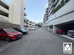 敷地内に駐車場を完備（月額8000円～11000円）。現在、駐車場に空きがございます。空き状況は変動いたしますので、詳細は弊社スタッフまでお気軽にお問い合わせください。