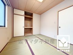 約6帖の2階和室です。押入にはお客様用の座布団や寝具も収納可能。全居室に収納がございますので、お部屋の広さを最大限に活用できます。