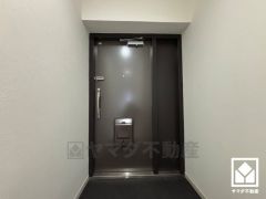 白を基調とした明るい玄関で、毎日を爽やかにスタート。清潔感あふれる空間が、訪れる人々を温かく迎えます。