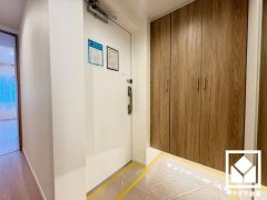 白を基調とした明るい玄関で、毎日を爽やかにスタート。広々とした開放感と清潔感あふれる空間が、訪れる人々を温かく迎えます。