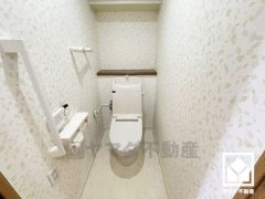 明るく清潔感溢れるトイレです。2連トイレットペーパーホルダーなのでお取替えの手間が軽減できます。トイレットペーパーのストックや消耗品置き場、小物置きなどとしてもお使いいただける棚がございます。