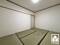 約6帖の和室です。畳の香りに包まれる、心落ち着く和の空間。忙しい日常の中で、ほっと一息つける癒しの住まい。