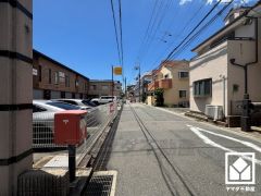 「業務スーパー富松店」まで徒歩7分、「ライフォート南塚口店」まで徒歩7分など、お買い物施設が徒歩圏内に複数あり便利な住環境です。