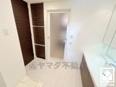 小さなお子様のお風呂上りもこのスペースがあればゆったりとして頂けます。室内洗濯機置場がございますので、天候に左右されず洗濯していただけます。