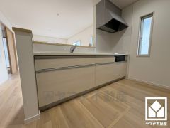 キッチン横には窓がございますので、昼間は手元が明るく、お料理がはかどります。