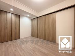 リビングに隣接する続き間で、一体利用も可能です。