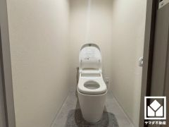 お手入れがしやすく節水効果も高いタンクレストイレです。毎日使う場所だからこそ、快適さと清潔感にこだわっています。