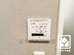 浴室暖房乾燥機付き。真冬の寒い浴室を暖かく、また雨の日の洗濯物の乾燥にと多用途に活躍する機能です。