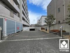 駐車場の出入口にはロボットゲート設置されており、セキュリティに配慮されています。