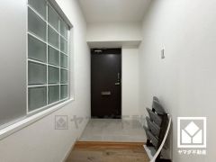 ガラスブロックを取り入れたデザイン性の高い玄関で、毎日を爽やかにスタート。清潔感あふれる空間が、訪れる人々を温かく迎えます。