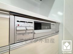 調理に手間がかかりがちな肉や魚を、短時間でサッと焼き上げることができるグリル付き。