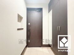 玄関にはシューズボックスを完備。家族の靴もしっかり収納できるので、玄関がいつも片付き、気持ちよくお客様を迎えられます。お出かけの前のチェックにも便利な鏡付きです。