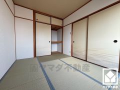 子どもの遊び場、お昼寝スペース、時には書斎にも。和室があると、暮らしの幅がぐんと広がる。リビングに隣接している為、開放感がある空間です。