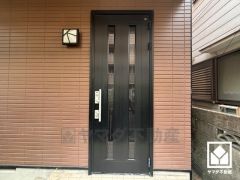 玄関ドアの窓から光が差し込み、外出時にも帰宅時にも、明るい気持ちになれる玄関です。