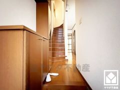 シンプルで洗練された玄関スペース。帰るたびにホッとできる、心地よい住まいの入り口。