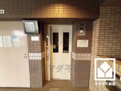 スムーズな移動を叶えるエレベーター。忙しい朝も快適に、ストレスフリーな暮らしをサポート。防犯カメラが設置されておりセキュリティに配慮されています。