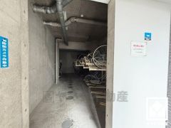 サイクルラックの設置された屋内駐輪場を完備。スッキリ整理されて、自転車同士の接触や転倒の心配がございません。防犯カメラが設置されておりセキュリティにも配慮されています。