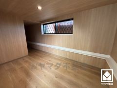 リビングには大容量の収納スペースがございます。書斎やテレワークスペース、ヌックなどとしてもご利用いただけます。