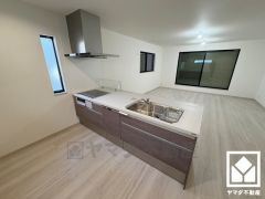 フラットタイプのカウンターキッチンなので配膳や片付けがしやすく、お料理中でもお子様の様子が分かって安心です。キッチン横には窓がございますので、昼間は手元が明るく、お料理がはかどります。