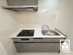 毎日の料理がもっとスムーズに。便利な3口コンロ仕様のキッチン。調理に手間がかかりがちな肉や魚を、短時間でサッと焼き上げることができるグリル付き。