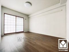 バルコニーにつながるお部屋で、通風・陽当たり良好です。