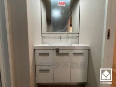 収納付きでスッキリお使い頂ける3面鏡の洗面台です。洗面ボウルが広めなので、忙しい朝でも身支度がしやすく時短になります。