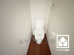 トイレが1階と2階にあるので、朝の忙しい時間にも混雑せず快適です。温水洗浄便座付きで、季節を問わずいつでも温かい便座をお使いいただけます。