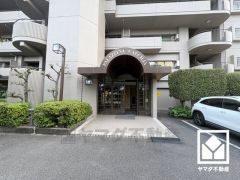 広々とした明るいエントランス。綺麗に整備されており、帰宅時や来客時にも気持ちの良い空間です。