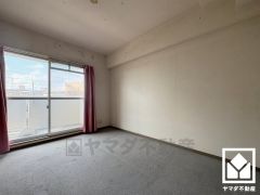 約6.3帖の洋室です。バルコニーにつながるお部屋で、通風・陽当たり良好。（リフォーム前の写真となります。2025年10月24日フルリフォーム済）