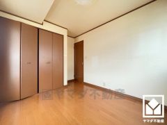 お子様のお部屋などにも丁度良い広さです。独立した居室なのでプライベートな時間をゆったり過ごせそうです。（リフォーム前の写真です）