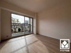 バルコニーにつながるお部屋で、通風・陽当たり良好。全居室フローリングでお掃除もラクラクです。