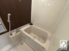 1日の疲れを癒す浴室でゆったりリフレッシュ。清潔感あふれる空間で、毎日のバスタイムをより快適に。