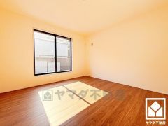 バルコニーにつながるお部屋で、通風・陽当たり良好。