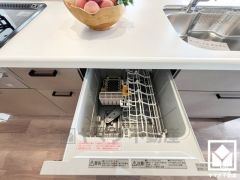 毎日の家事の負担を軽減でき、水道代の節約にもなる食器洗乾燥機付き。