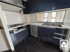 カウンターキッチンなので配膳や片付けがしやすく、お料理中でもお子様の様子が分かって安心です。L型なので作業動線が最短距離で効率良く動けます。キッチン横には勝手口もあり、換気やゴミ出しなどに便利です。