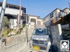 駐車スペース確保。重い荷物や雨の日の移動もスムーズで、快適なカーライフを実現。車種に制限がございます。（全長約415cm、全幅約210cm）