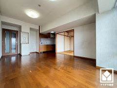 シンプルで美しいデザインのリビングが、毎日の生活に彩りを添える。