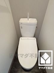 明るく清潔感溢れるトイレです。