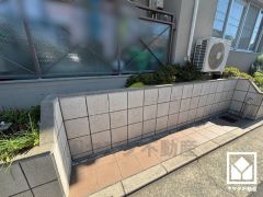 玄関の壁面はお出かけの前のチェックにも便利な大きな鏡付きです。