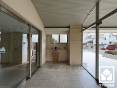 安心・安全な暮らしをサポートするオートロックシステムも完備。TVモニター付きインターホン対応です。